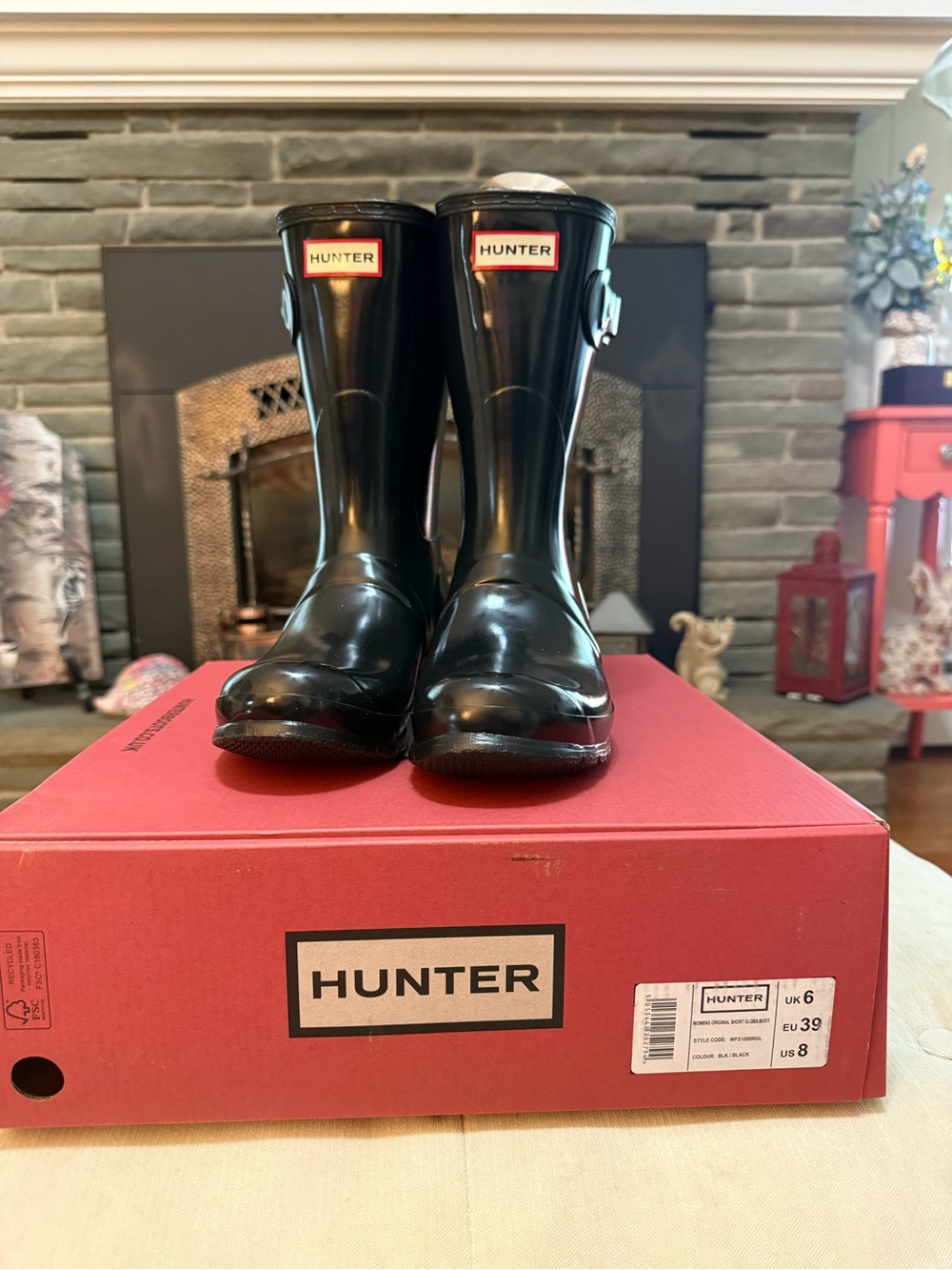 Hunter Black Gloss Short Rain Boots with Logo. Size 8